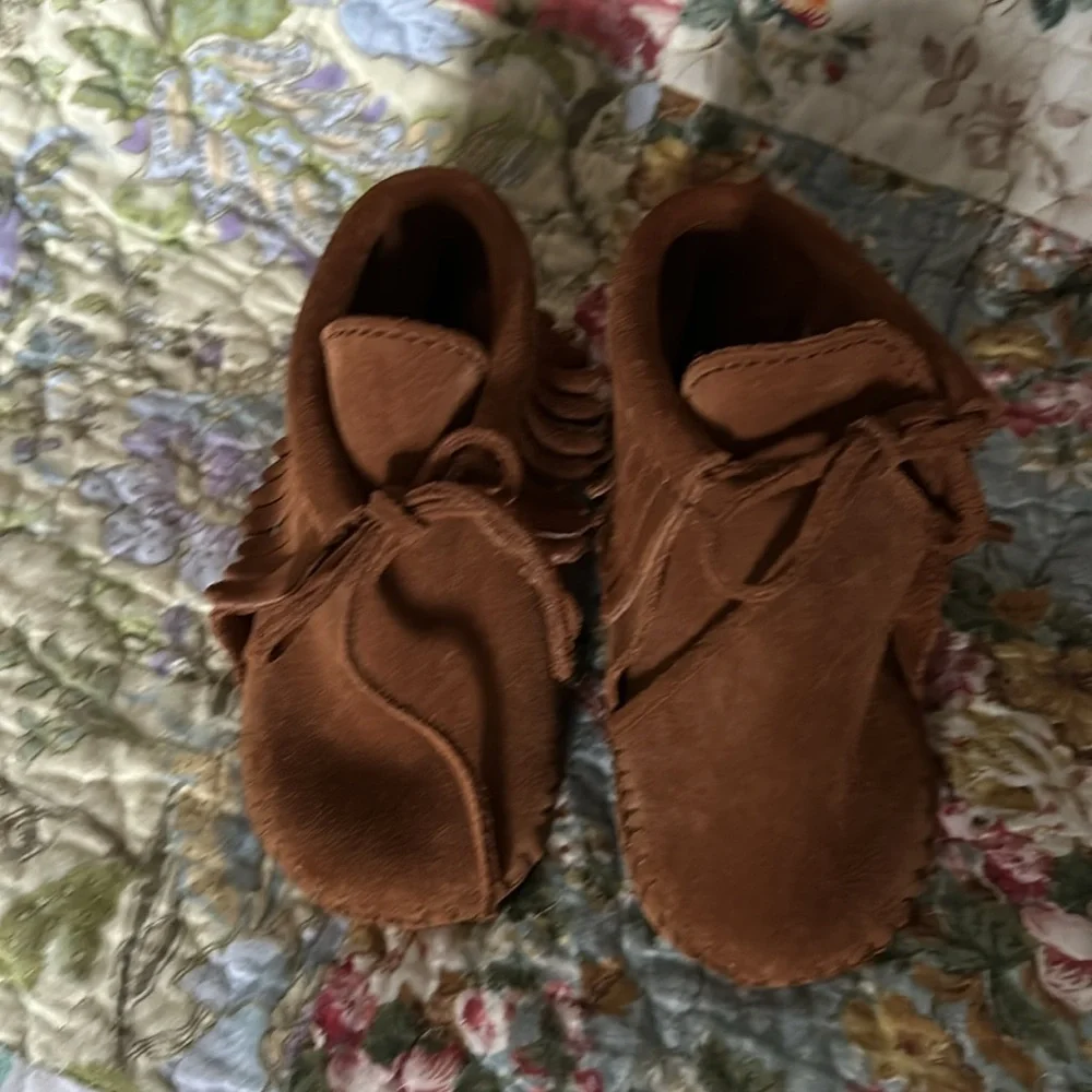 Minnetonka toddler moccasins size 6